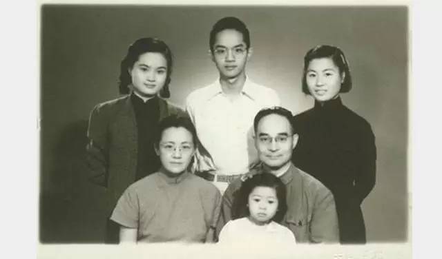 吴敬琏与父母和大姐 吴敬媛（后排左一）和二姐 吴敬瑜（后排右一）